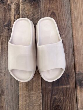 Minimal Slide Sandals in Pale Beige